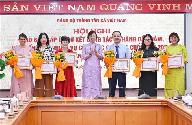 Đồng chí Vũ Việt Trang, Ủy viên Ban Thường vụ Đảng ủy các cơ quan Đảng Trung ương, Bí thư Đảng ủy, Tổng Giám đốc TTXVN, Phó Trưởng Ban Tuyên giáo và Dân vận Trung ương trao tặng Bằng khen của Đảng ủy Chính phủ cho các đảng viên 