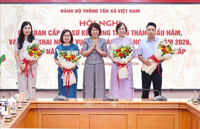 Đồng chí Nguyễn Thị Hoàng Vân, Phó Bí thư Đảng ủy, Trưởng Ban Tuyên giáo và Dân vận Đảng ủy các cơ quan Đảng Trung ương chúc mừng các đồng chí đảm nhận thêm nhiệm vụ mới. Ảnh: Minh Đức – TTXVN