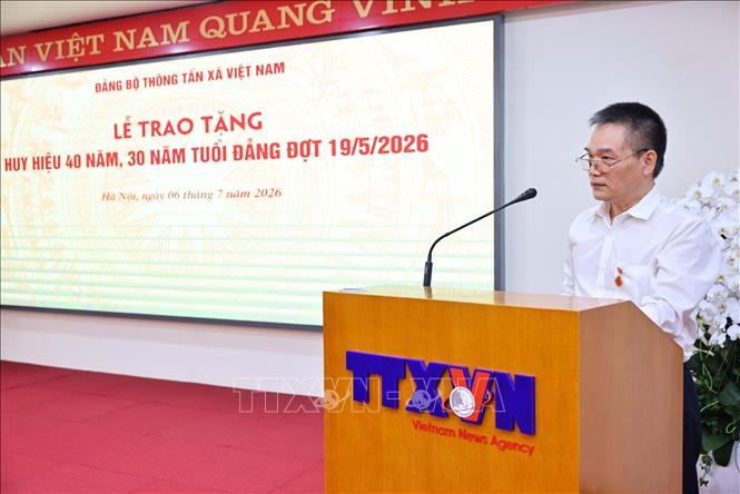 Đồng chí Phạm Huy Minh, Đảng bộ Ban biên tập Ảnh thay mặt các đồng chí được nhận Huy hiệu Đảng phát biểu cảm tưởng. Ảnh: Minh Đức – TTXVN