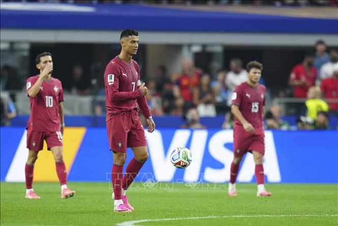 Nỗi buồn của Cristiano Ronaldo (giữa) khi phải sớm chia tay World Cup 2026. Ảnh: THX/TTXVN