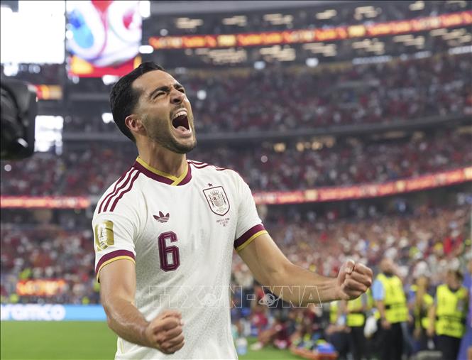 Tiền vệ Mikel Merino của Tây Ban Nha ăn mừng sau khi ghi bàn thắng duy nhất, loại Bồ Đào Nha và tiến vào Tứ kết World Cup 2026. Ảnh: THX/TTXVN phát