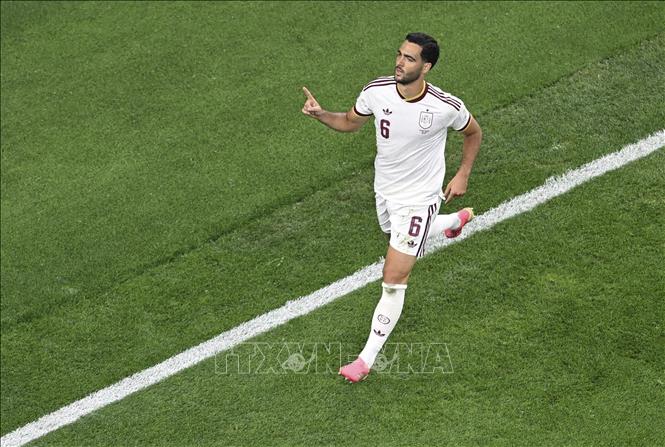 Tiền vệ Mikel Merino của Tây Ban Nha ăn mừng cùng đồng đội sau khi ghi bàn thắng duy nhất trong trận đối đầu với Bồ Đào Nha. Ảnh: THX/TTXVN phát