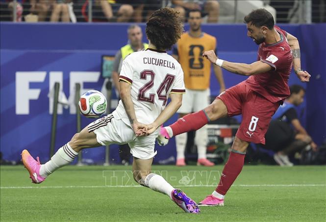 Tiền vệ Bruno Fernandes (phải) sút bóng dứt điểm trước sự cản phá của tuyển thủ Tây Ban Nha. Ảnh: THX/TTXVN