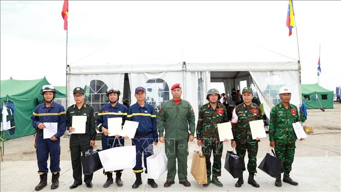Đoàn cứu nạn, cứu hộ Việt Nam chụp ảnh chung với đại diện Venezuela. Ảnh: Phi Hùng - PV TTXVN tại Venezuela