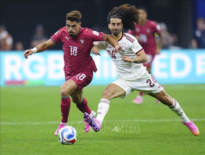 Pha tranh bóng giữa hậu vệ Marc Cucurella (phải) của Tây Ban Nha với Pedro Neto của Bồ Đào Nha. Ảnh: THX/TTXVN