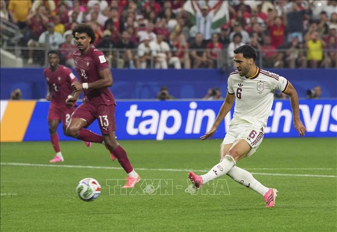 Từ pha kiến tạo của đồng đội Ferran Torres, tiền vệ Tây Ban Nha Mikel Merino (phải) dứt điểm đánh bại thủ môn Bồ Đào Nha. Ảnh: THX/TTXVN phát