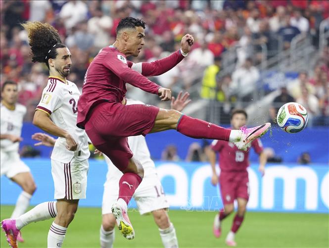Một tình huống xử lý bóng của tiền đạo Bồ Đào Nha Cristiano Ronaldo (phía trước). Ảnh: THX/TTXVN phát