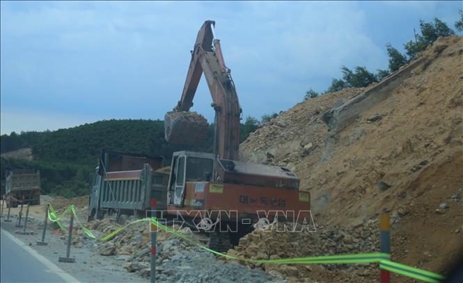 Trong điều kiện khai thác hiện nay, đặc biệt vào ban đêm khi tầm nhìn hạn chế, các phương tiện thường lưu thông với tốc độ cao sẽ tiềm ẩn nguy cơ mất an toàn giao thông. Ảnh: TTXVN phát