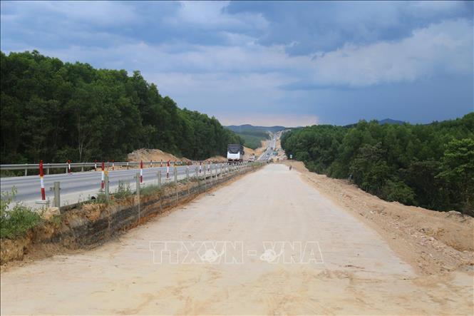 Từ ngày 10/7 sẽ tạm dừng khai thác tuyến cao tốc Cam Lộ - La Sơn trong khoảng thời gian sau 17 giờ hằng ngày đến 5 giờ sáng ngày hôm sau. Ảnh: TTXVN phát