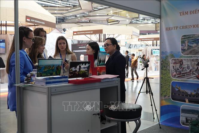 Khách thăm quan gian hàng của tỉnh Quảng Ninh (Việt Nam) tại INNOPROM 2026. Ảnh: Tâm Hằng - PV TTXVN tại LB Nga