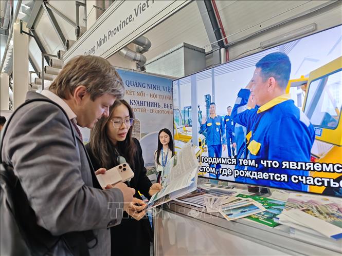 Khách thăm quan gian của tỉnh Quảng Ninh (Việt Nam) tại triển lãm INNOPROM  2026. Ảnh: Tâm Hằng - PV TTXVN tại LB Nga