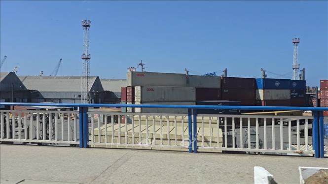 Hàng hóa nhập khẩu tại một cảng ở tỉnh Skikda - Algeria. Ảnh: Nguyễn An - PV TTXVN tại Algeria