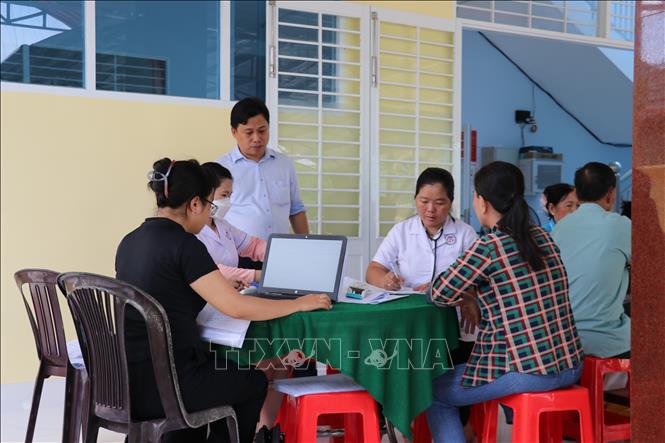 Người dân đến khám sàng lọc miễn phí tại Trạm Y tế xã An Thạnh Thủy, tỉnh Đồng Tháp. Ảnh: Hữu Chí - TTXVN