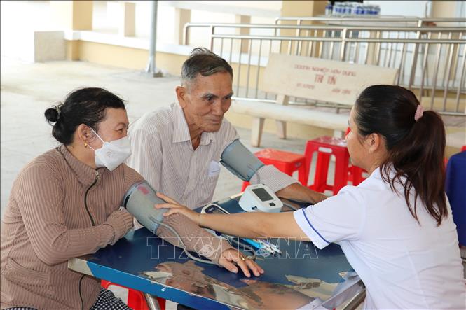 Người dân được khám sàng lọc miễn phí để tầm soát bệnh. Ảnh: Hữu Chí - TTXVN