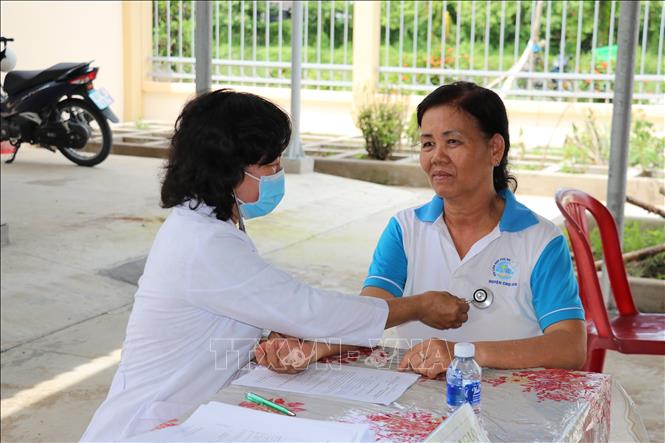 Bác sĩ ở Trạm Y tế xã An Thạnh Thủy, tỉnh Đồng Tháp khám sàng lọc cho người dân trên địa bàn. Ảnh: Hữu Chí - TTXVN