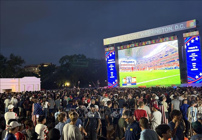 Không khí khu Fan Zone trầm lắng khi đội tuyển Mỹ bị dẫn trước. Ảnh: Ngọc Quang – PV TTXVN tại Mỹ