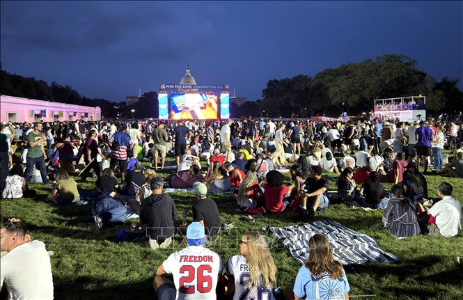 Không khí khu Fan Zone trầm lắng khi đội tuyển Mỹ bị dẫn trước. Ảnh: Ngọc Quang – PV TTXVN tại Mỹ