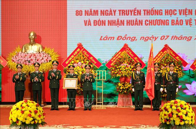 Lãnh đạo Học viện Lục quân đón nhận Huân chương Bảo vệ Tổ quốc hạng Nhất tại lễ kỷ niệm 80 năm Ngày truyền thống. Ảnh: Nguyễn Dũng – TTXVN
