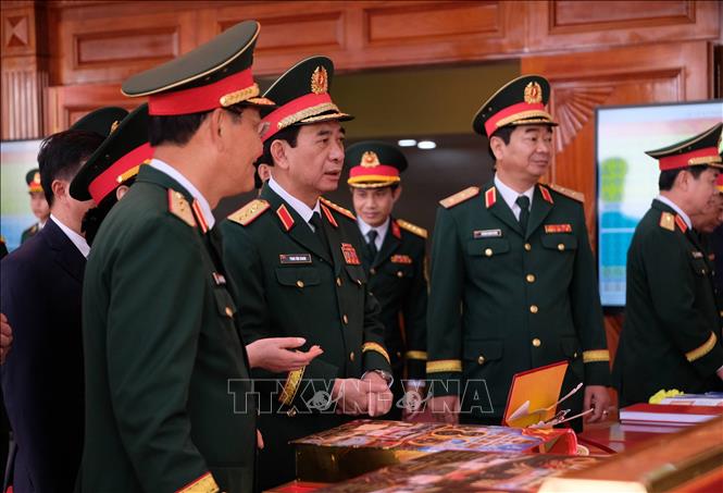 Ủy viên Bộ Chính trị, Phó Thủ tướng Chính phủ, Bộ trưởng Bộ Quốc phòng Phan Văn Giang tham quan khu vực trưng bày các ấn phẩm về Học viện Lục quân. Ảnh: Nguyễn Dũng – TTXVN

