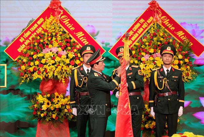 Đại tướng Phan Văn Giang, Ủy viên Bộ Chính trị, Phó Thủ tướng Chính phủ, Bộ trưởng Bộ Quốc phòng thay mặt lãnh đạo Đảng, Nhà nước trao tặng Huân chương Bảo vệ Tổ quốc hạng Nhất cho Học viện Lục Quân. Ảnh: Nguyễn Dũng – TTXVN

