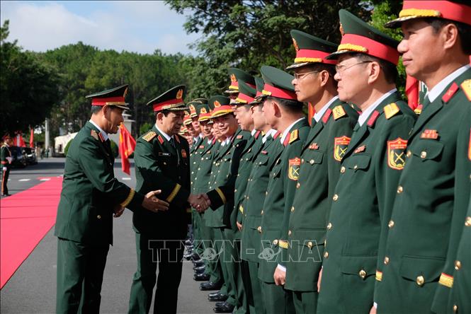 Đại tướng Phan Văn Giang chúc mừng lãnh đạo, cán bộ, giảng viên Học viện Lục quân tại lễ kỷ niệm 80 năm Ngày truyền thống. Ảnh: Nguyễn Dũng – TTXVN
