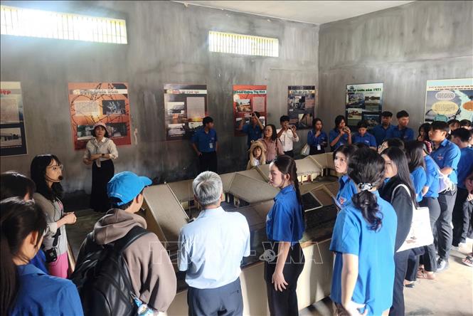 Học sinh cùng các thầy cô và chính quyền địa phương tham quan di tích quốc gia nhà Lao thiếu nhi Đà Lạt. Ảnh: Đậu Tất Thành – TTXVN