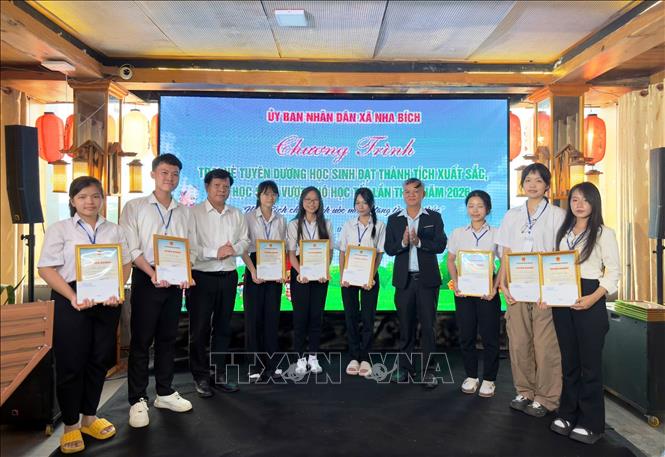 Theo các học sinh, sự ghi nhận của địa phương là nguồn động viên để các em thêm tự tin, tiếp tục phấn đấu trên con đường học tập. Ảnh: Đậu Tất Thành – TTXVN.
