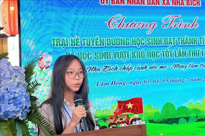 Em Phan Lê Thùy Linh, học sinh lớp 11, Trường Trung học cơ sở và Trung học phổ thông Nguyễn Bỉnh Khiêm, cho biết chuyến trại hè mang ý nghĩa đặc biệt đối với các em. Ảnh: Đậu Tất Thành – TTXVN