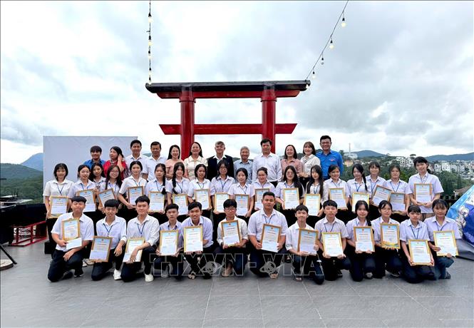 Học sinh cùng các thầy cô và chính quyền địa phương tham gia các hoạt động trải nghiệm, trò chơi, teambuilding tại Mongo Land Lâm Đồng. Ảnh: Đậu Tất Thành – TTXVN.

