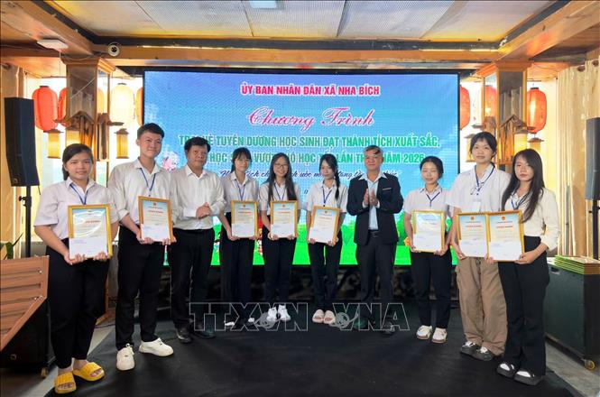 Từ một lễ tuyên dương thường niên, việc kết hợp với hoạt động trại hè đã tạo nên điểm nhấn mới trong công tác khuyến học ở Nha Bích. Ảnh: Đậu Tất Thành – TTXVN
