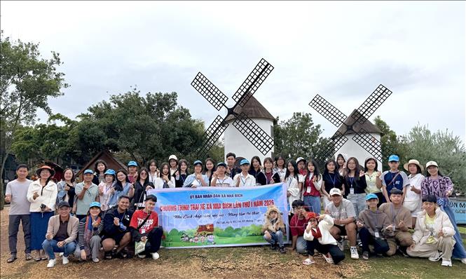 Năm học 2025-2026, UBND xã Nha Bích tuyên dương 31 học sinh có thành tích xuất sắc. Ảnh: Đậu Tất Thành – TTXVN.