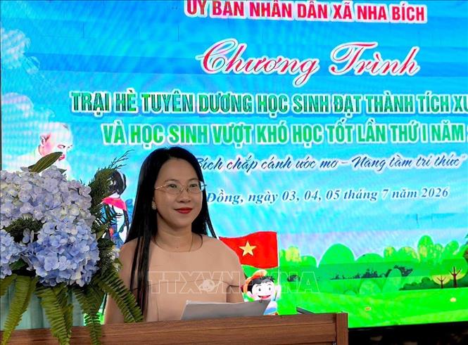 Bà Nguyễn Thị Minh Tiền, Phó Chủ tịch UBND xã Nha Bích, điều địa phương hướng tới không chỉ là ghi nhận những thành tích các em đã đạt được mà còn tạo thêm động lực để các em tiếp tục nỗ lực trong những chặng đường tiếp theo. Ảnh: Đậu Tất Thành – TTXVN
