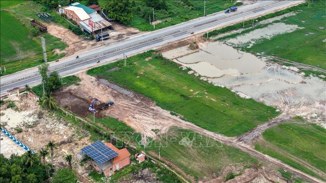 Toàn cảnh khu vực đất nền và đất nông nghiệp có dấu hiệu bị khai thác trái phép, thuộc đường dẫn lên tuyến cao tốc Thành phố Hồ Chí Minh - Mộc Bài địa bàn xã Bến Cầu, tỉnh Tây Ninh. Ảnh: Minh Phú - TTXVN 