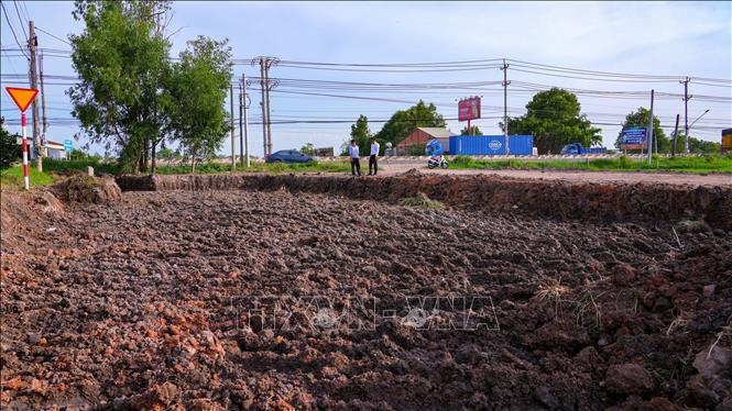 Hiện trường khu vực đất bị khai thác để lại nhiều dấu vết phương tiện cơ giới hoạt động. Ảnh: Minh Phú - TTXVN 
