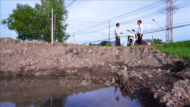 Một hố sâu được hình thành sau quá trình đào lấy đất tại Dự án đường cao tốc Thành phố Hồ Chí Minh - Mộc Bài. Ảnh: Minh Phú – TTXVN