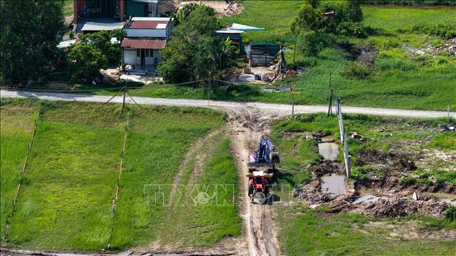 Máy đào được xe chuyên dụng gấp rút đưa ra khỏi hiện trường sau khi phóng viên phản ánh với chính quyền địa phương về tình trạng khai thác đất tại Dự án đường cao tốc Thành phố Hồ Chí Minh - Mộc Bài. Ảnh: Minh Phú – TTXVN