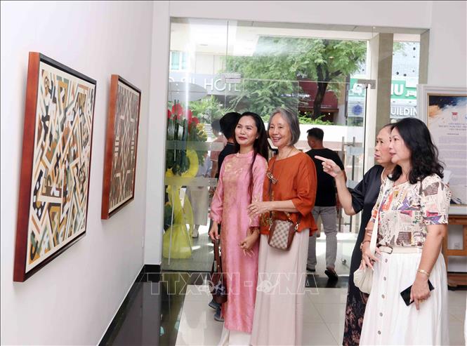 Không gian “Triển lãm giao lưu nghệ thuật Việt - Pháp 2026” giới thiệu một số tác phẩm của tác giả Mathilde Granveau, một họa sỹ người Pháp hiện đang sống tại Đà Nẵng. Ảnh: Xuân Khu - TTXVN