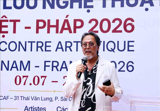 Họa sĩ Nguyễn Hoài Hương thay mặt các họa sĩ có tác phẩm trưng bày tại Triển lãm phát biểu lại lễ khai mạc không gian “Triển lãm giao lưu nghệ thuật Việt - Pháp 2026”. Ảnh: Xuân Khu-TTXVN