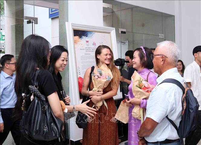 Các họa sĩ có tác phẩm trưng bày giao lưu với khán giả. Ảnh: Xuân Khu-TTXVN