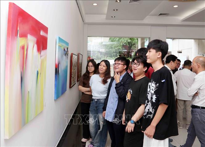 Không gian “Triển lãm giao lưu nghệ thuật Việt - Pháp 2026” nhận được sự quan tâm của đông đảo giới trẻ Thành phố Hồ Chí Minh. Ảnh: Xuân Khu-TTXVN