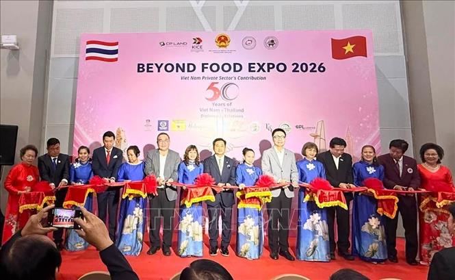 Tổng lãnh sự Việt Nam tại Khon Kaen Đinh Hoàng Linh cùng đại diện doanh nghiệp, Việt kiều cắt băng khai mạc triển lãm. Ảnh: TTXVN phát