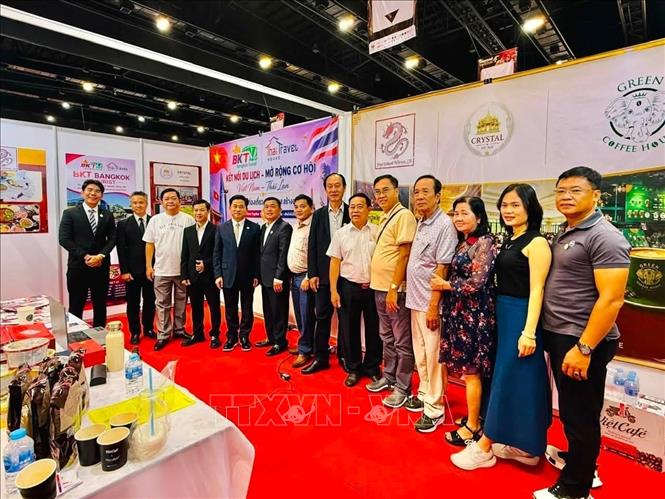 Doanh nghiệp, người tham quan chụp ảnh lưu niệm bên trong gian hàng Việt tại Triển lãm. Ảnh: TTXVN phát