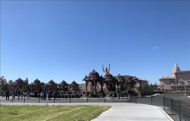 Nằm tại Robbinsville (bang New Jersey), quần thể đền Akshardham được khánh thành sau hơn một thập kỷ xây dựng từ năm 2011 đến 2023, với sự tham gia của khoảng 12.500 tình nguyện viên trên khắp nước Mỹ, đóng góp hàng triệu giờ lao động. Ảnh: Ngọc Quang – PV TTXVN tại Mỹ