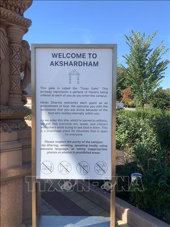 Biển chào đón du khách tại “Cổng chào” (Toran Gate) của quần thể đền BAPS Swaminarayan Akshardham, giới thiệu những quy tắc ứng xử tại không gian linh thiêng của cộng đồng Hindu. Ảnh: Ngọc Quang – PV TTXVN tại Mỹ