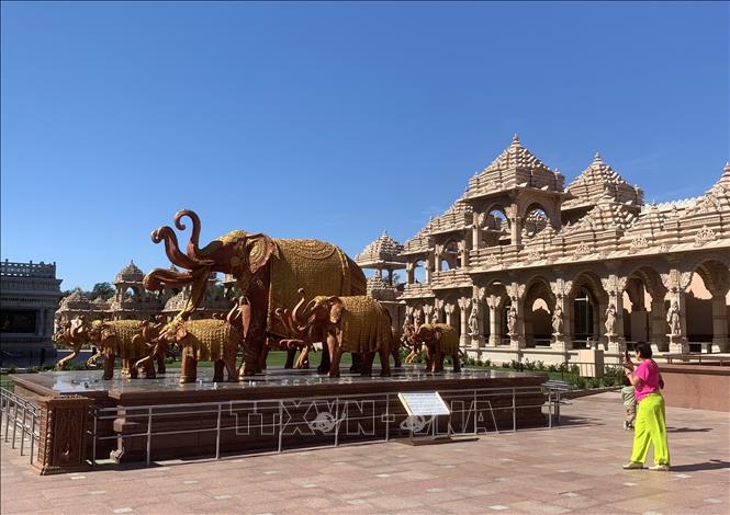 Du khách tham quan khu vực tượng voi tại quần thể đền BAPS Swaminarayan Akshardham ở bang New Jersey. Ảnh: Ngọc Quang – PV TTXVN tại Mỹ