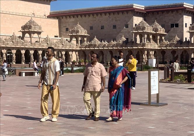 Du khách tham quan quần thể đền BAPS Swaminarayan Akshardham ở bang New Jersey. Ảnh: Ngọc Quang – PV TTXVN tại Mỹ