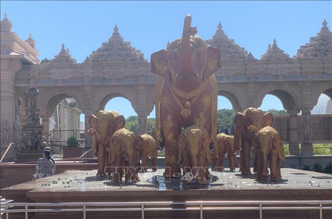 Tượng voi được chạm khắc tinh xảo tại quần thể đền BAPS Swaminarayan Akshardham ở bang New Jersey, một trong những điểm nhấn kiến trúc thu hút du khách. Ảnh: Ngọc Quang – PV TTXVN tại Mỹ