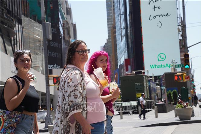 Người dân uống nước mát giải nhiệt tại New York, Mỹ ngày 2/7/2026. Ảnh: THX/TTXVN phát