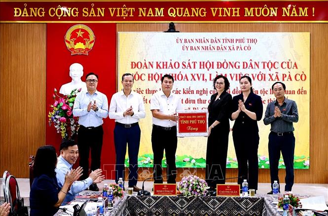 Đoàn khảo sát Hội đồng dân tộc của Quốc hội tặng quà động viên chính quyền xã Pà Cò. Ảnh: Thanh Hải - TTXVN 