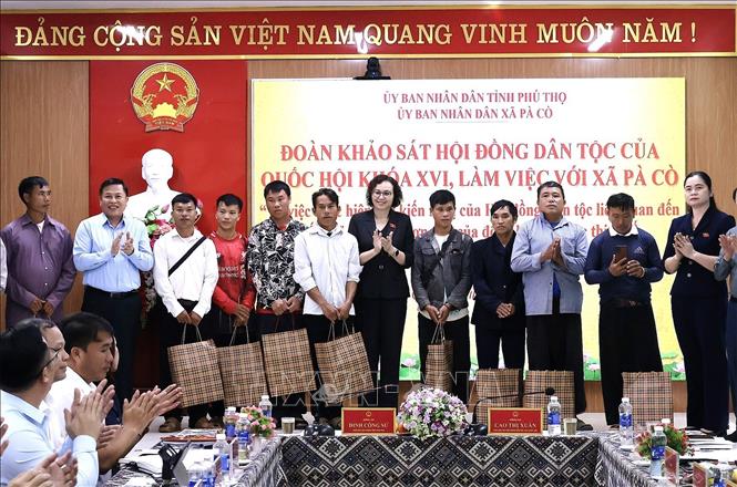 Đoàn khảo sát Hội đồng dân tộc của Quốc hội và tỉnh Phú Thọ tặng quà cho đồng bào thiểu số khó khăn tại xã Pà Cò. Ảnh: Thanh Hải - TTXVN 